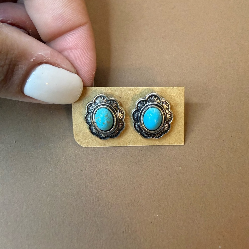 🩵BUNDLE AND SAVE 🩵(3/$16) Turquoise Stone Silver Floral Stud Earrings - Blue